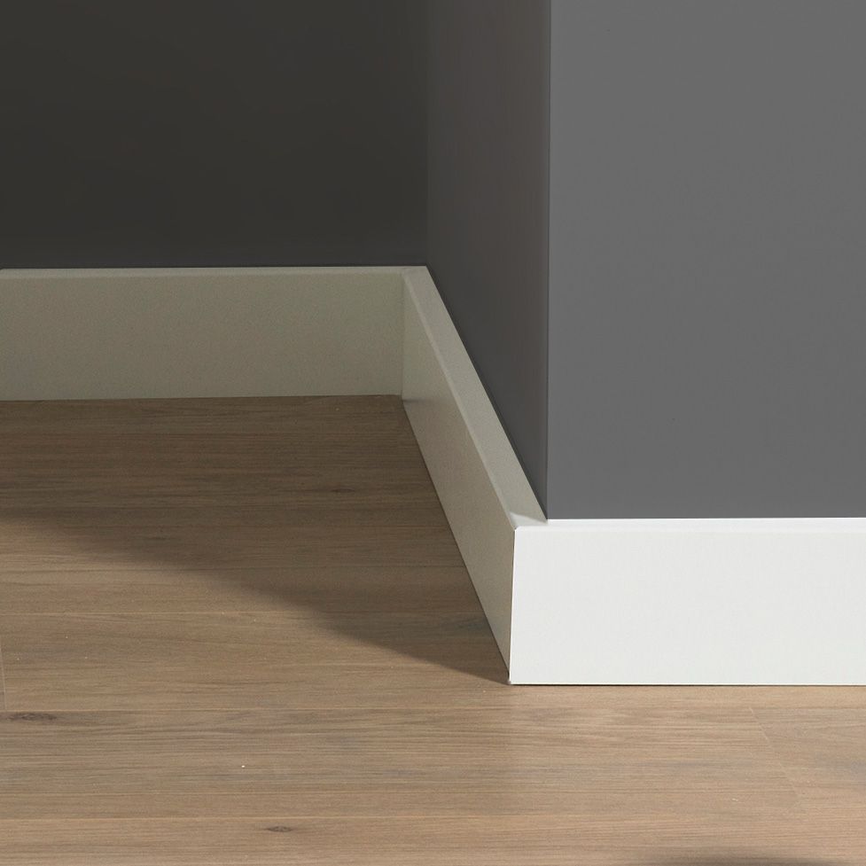 Voorbeeld witte plint 9cm hoog in woonkamer